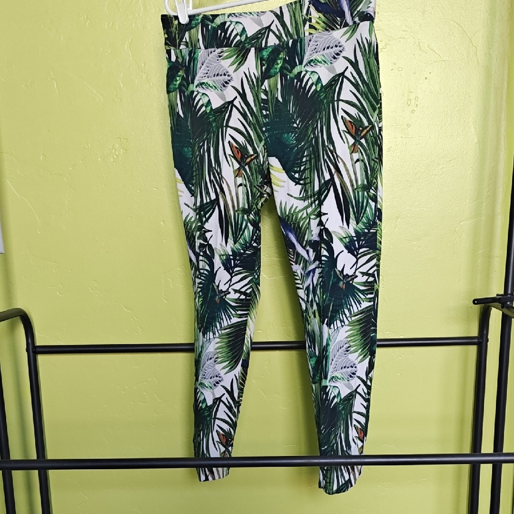 Soft Surroundings Tropical Leaf Cropped Pants in Green & White
